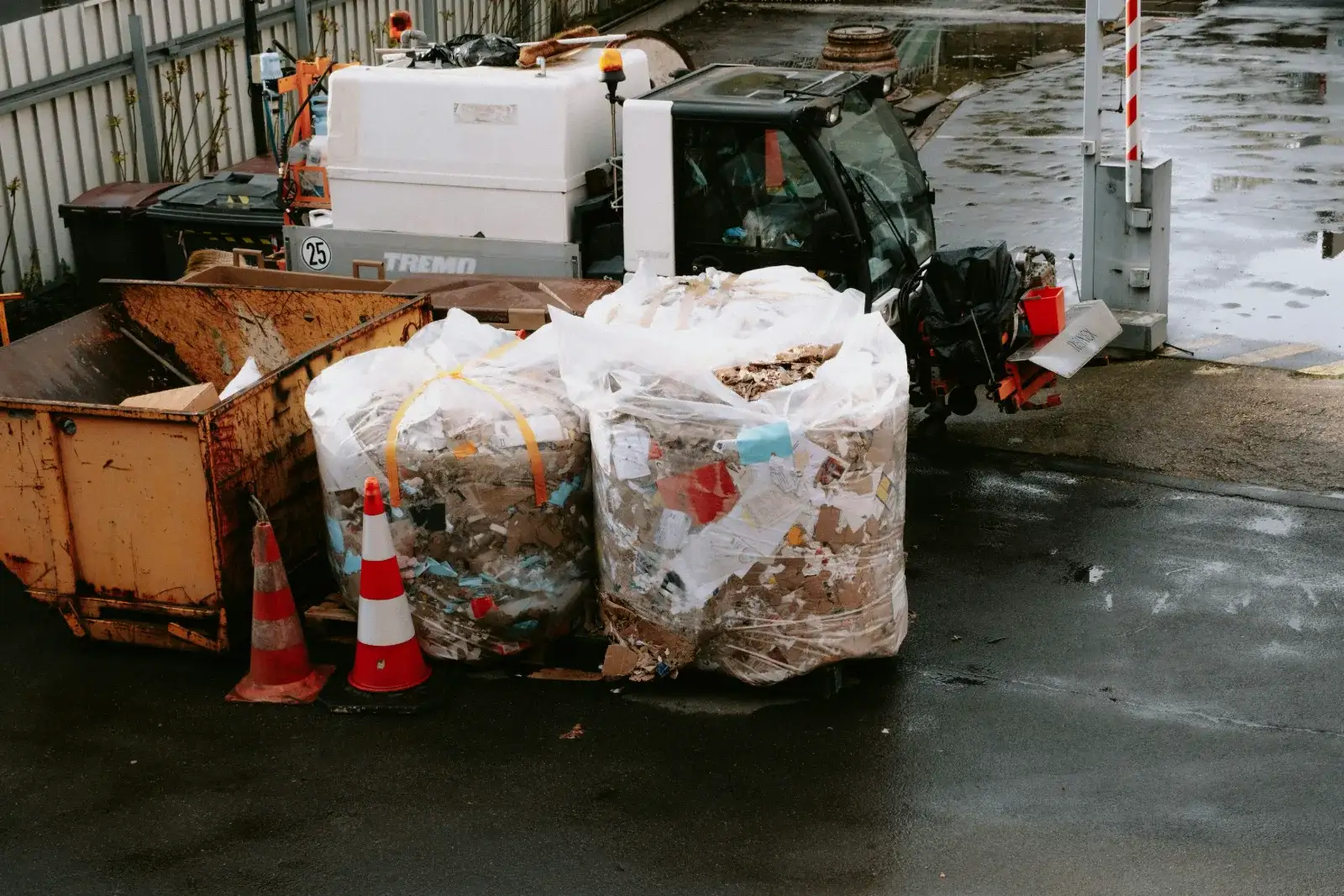 Container und sortierte, verpackte Abfallballen an einer Annahmestelle
