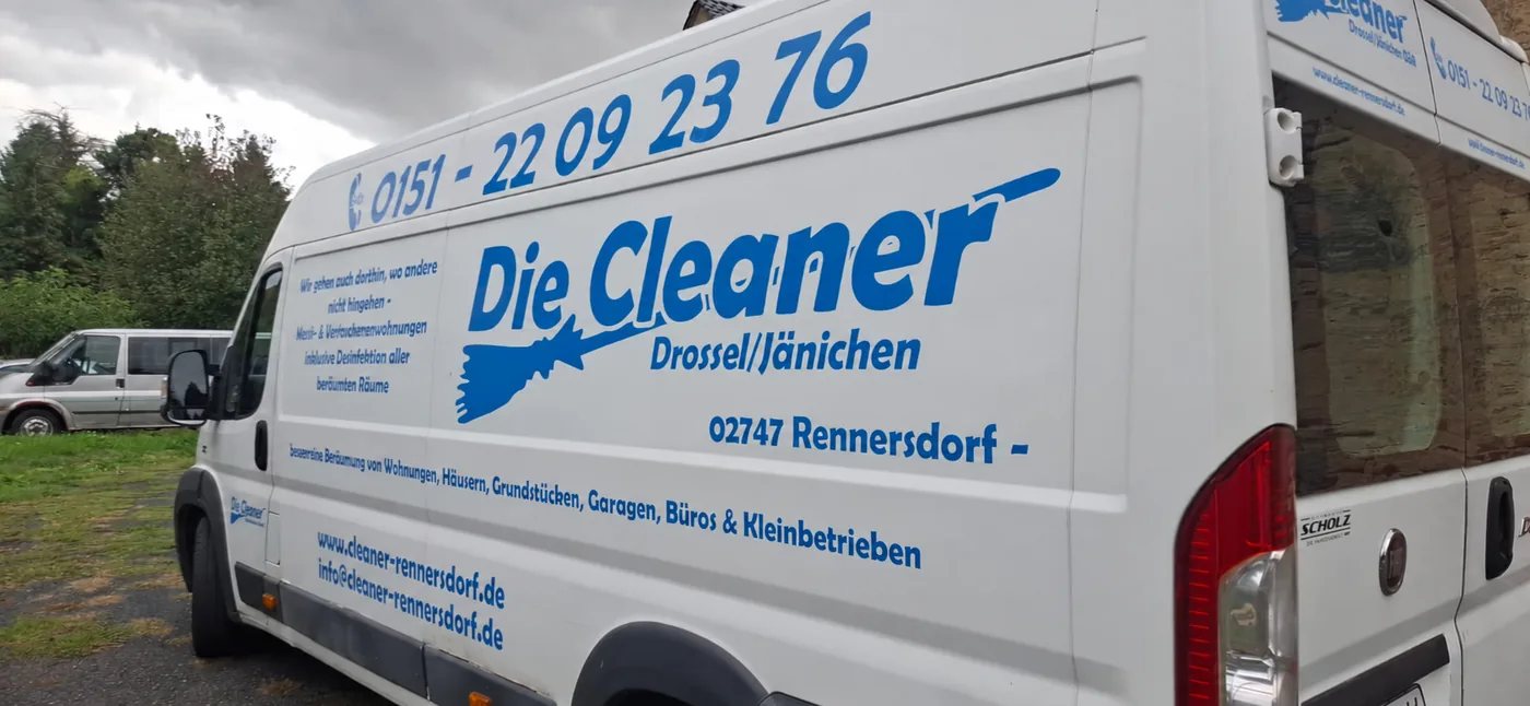 Gebrandetes Firmenfahrzeug von Die Cleaner mit Telefonnummer 0151 - 22 09 23 76 und Anschrift in Rennersdorf